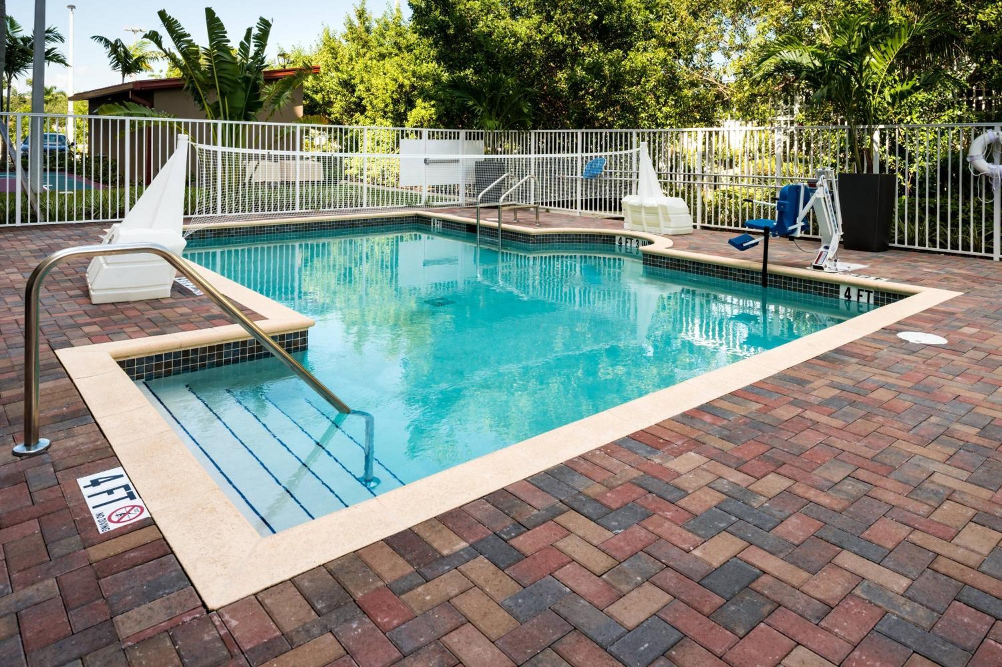 Residence Inn By Marriott Miami West/Fl Turnpike Хиалеа Гардънс Екстериор снимка